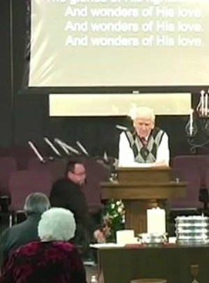 The pastor handled the hilarious situation with straight face (Bromeatheus Bobalatte/YouTube). The pastor handled the hilarious situation with straight face (Bromeatheus Bobalatte/YouTube).
